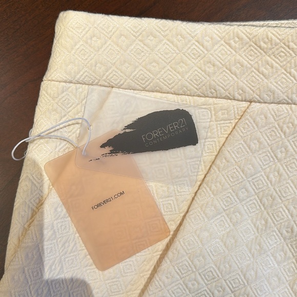 Brand new pleated skirt with pockets. Forever 21 size small. - Picture 3 of 6